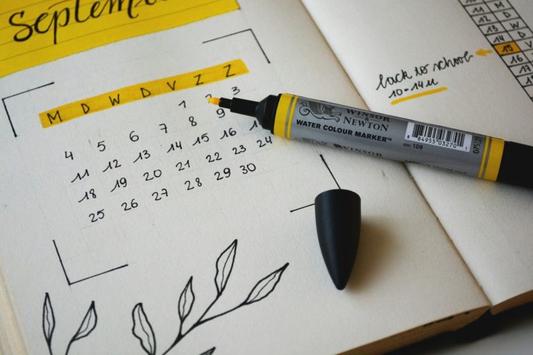 Kalenderblatt für September mit Notizen und einem gelben Marker.