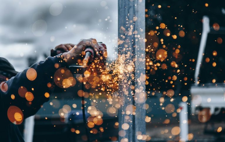 Schwarzes T-Shirt mit dem Text "Gute Absichten reichen nicht aus."