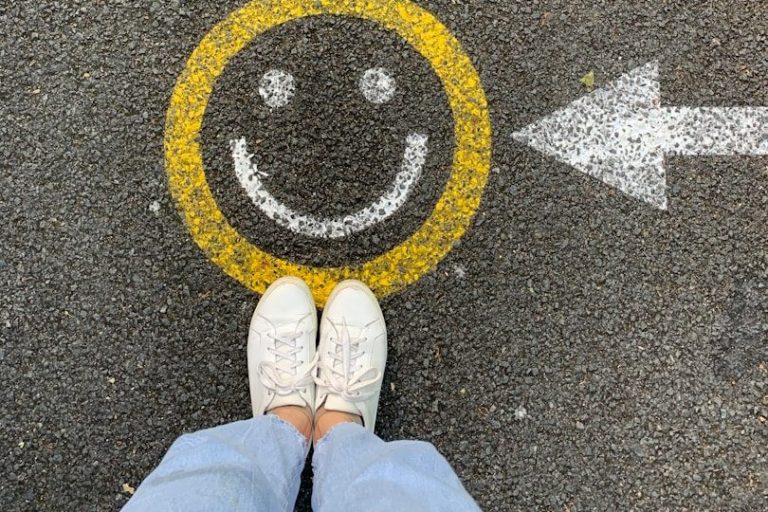 Schwarzes T-Shirt mit dem Text "Gute Absichten reichen nicht aus."