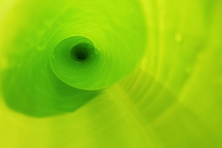 Schwarzes T-Shirt mit dem Text "Gute Absichten reichen nicht aus."